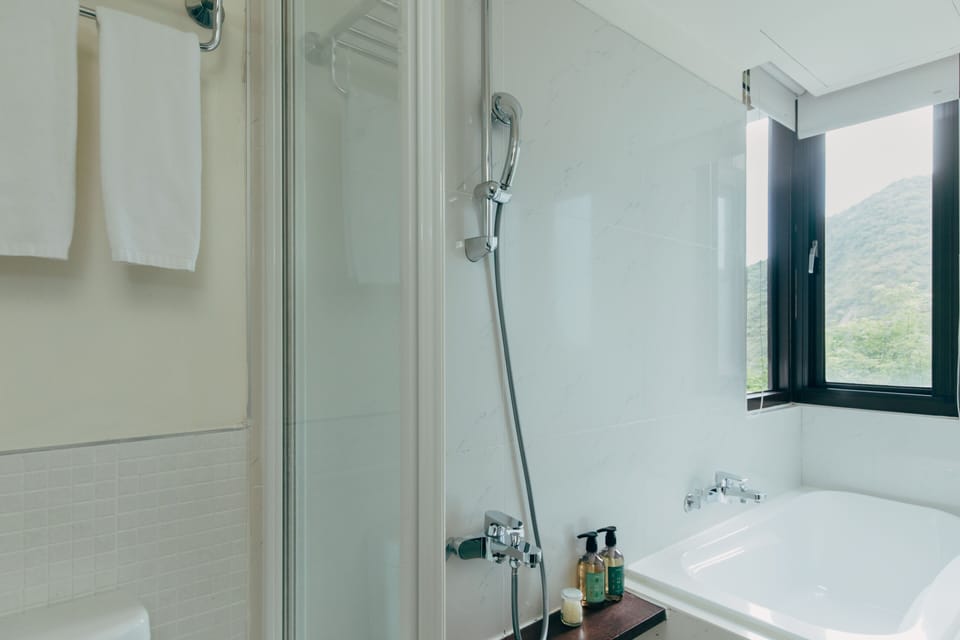 Standard Quadruple Room | Bathroom | Shower, free toiletries, hair dryer, slippers