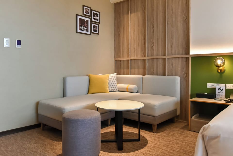 Standard Room, 1 King Bed, City View (High Floor) | Premium bedding, down comforters, free minibar, in-room safe