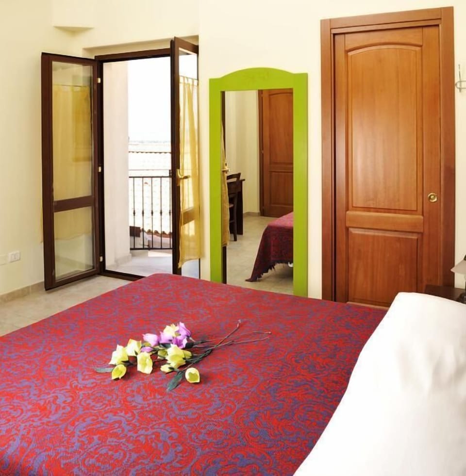 Standard Triple Room, Vineyard View | Desk, free WiFi, bed sheets