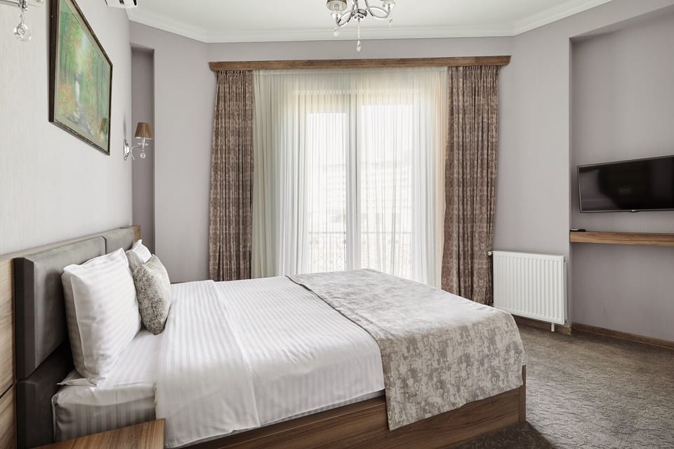 Deluxe Suite, 1 Bedroom | Hypo-allergenic bedding, Select Comfort beds, minibar, in-room safe