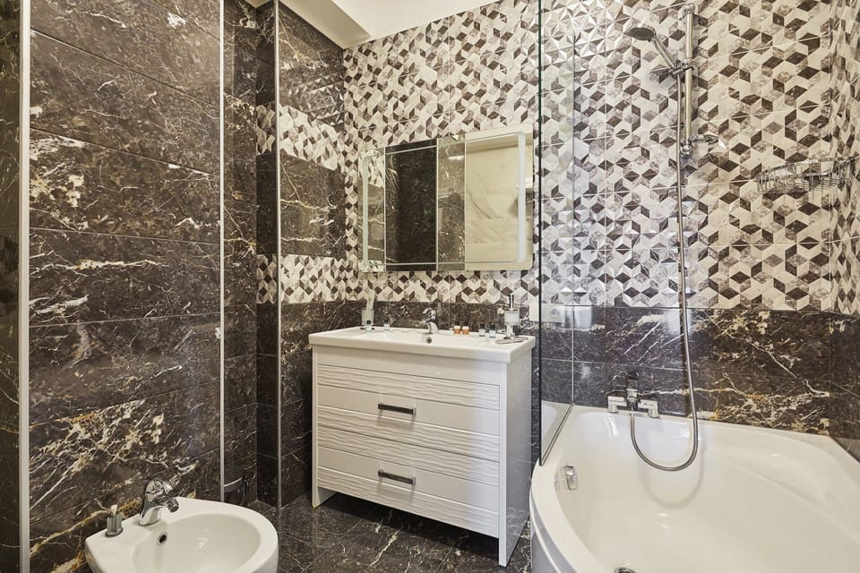 Luxury Room | Bathroom | Free toiletries, hair dryer, bathrobes, slippers