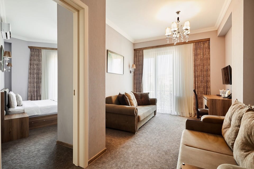 Hypo-allergenic bedding, Select Comfort beds, minibar, in-room safe