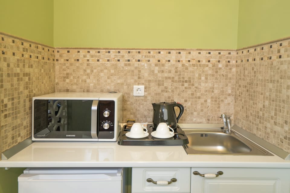 Coffee/tea maker, fridge, microwave