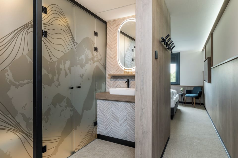 Deluxe Room | Bathroom | Shower, free toiletries, hair dryer, towels