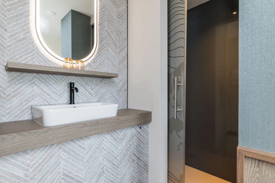 Superior Room | Bathroom | Shower, free toiletries, hair dryer, towels