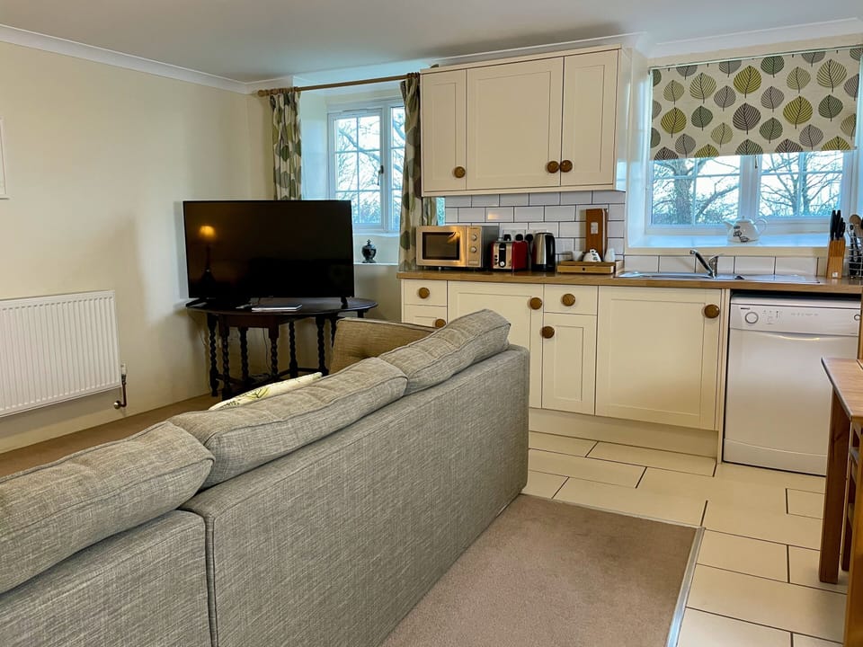 Family Cottage, Ensuite (Pendragon CottageHengroen) | Private kitchen