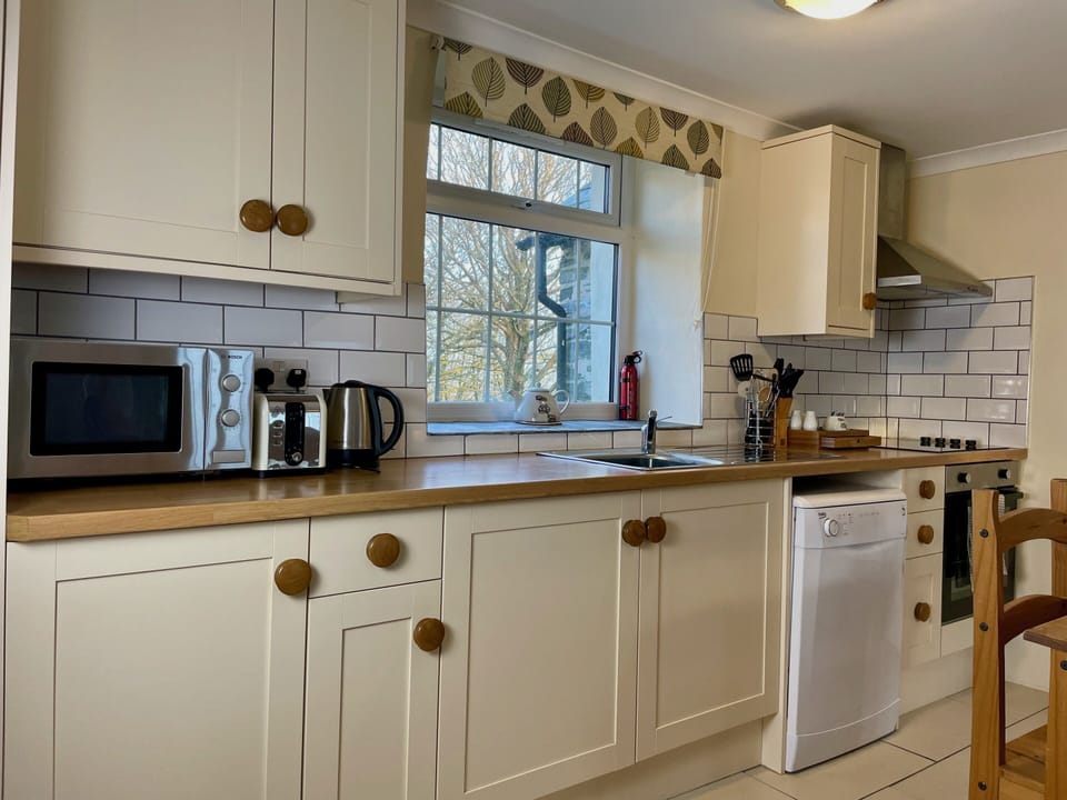 Classic Cottage, Accessible, Courtyard View (Pendragon Cottage Llamrai) | Private kitchen