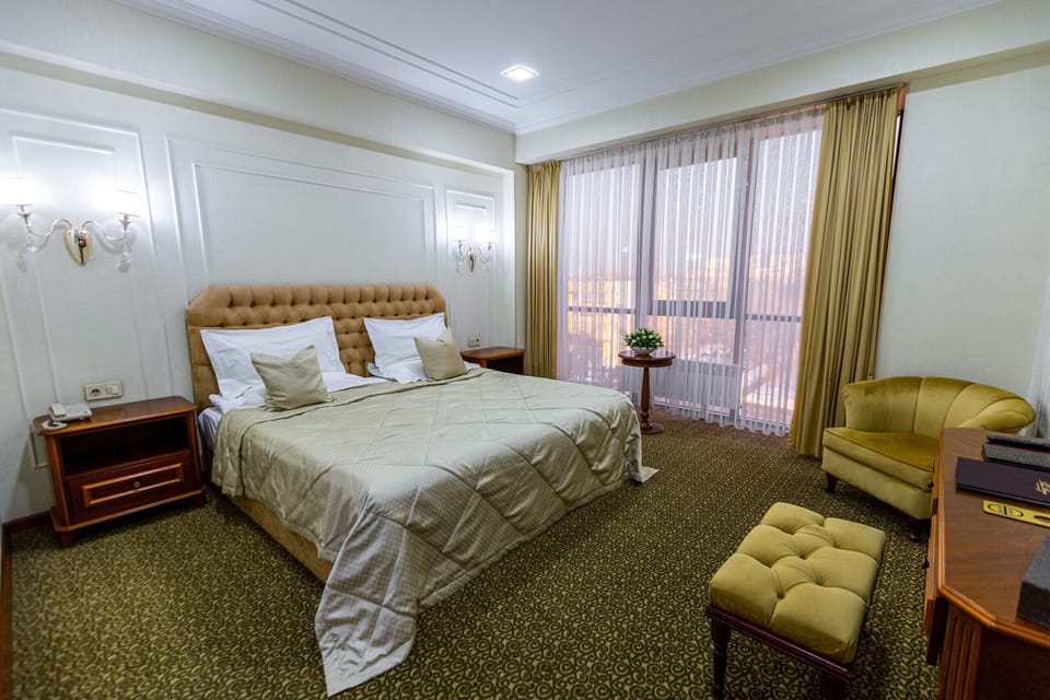 Deluxe Double Room | Minibar, in-room safe, individually furnished, desk