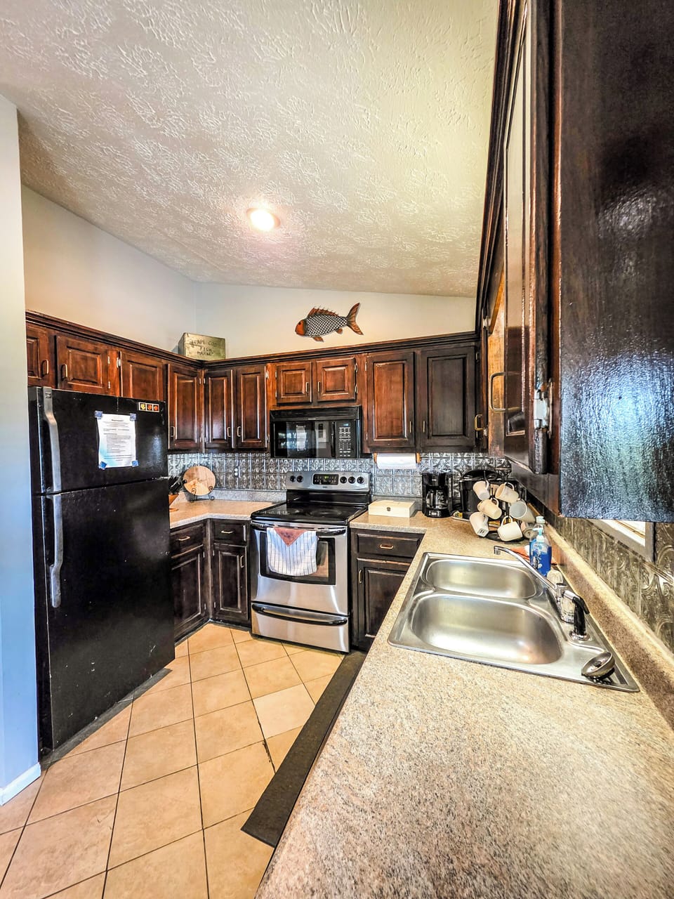 Fully equipped kitchen w/ frig, stove & dishwasher 