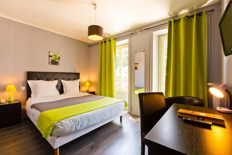 In-room safe, desk, soundproofing, free WiFi