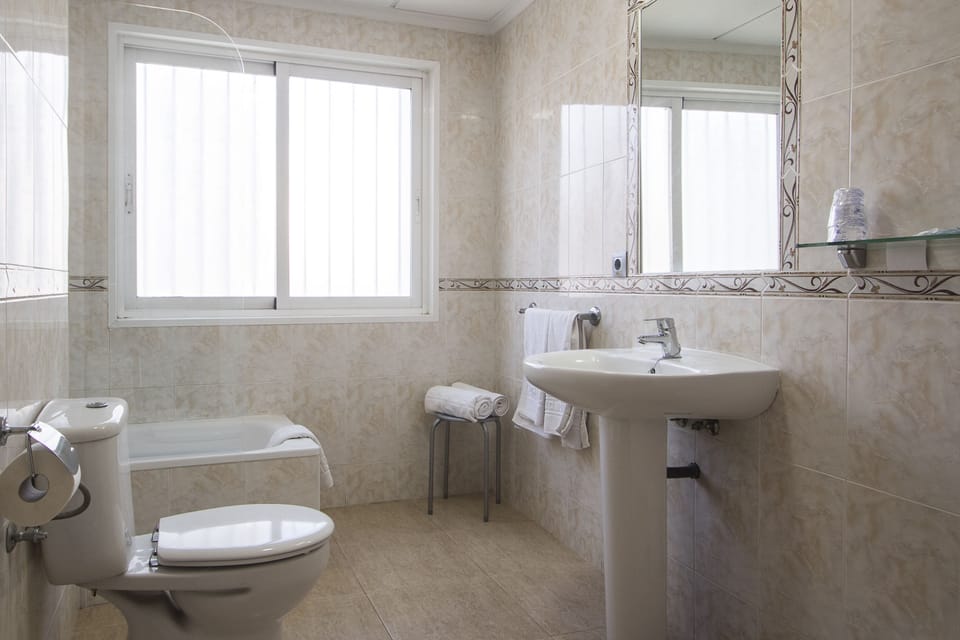 Shower, free toiletries, towels