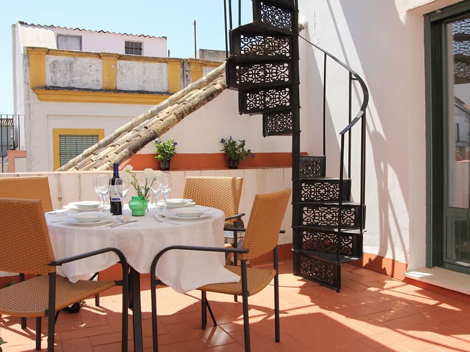 The terrace provides an ideal spot for a meal - veoapartment