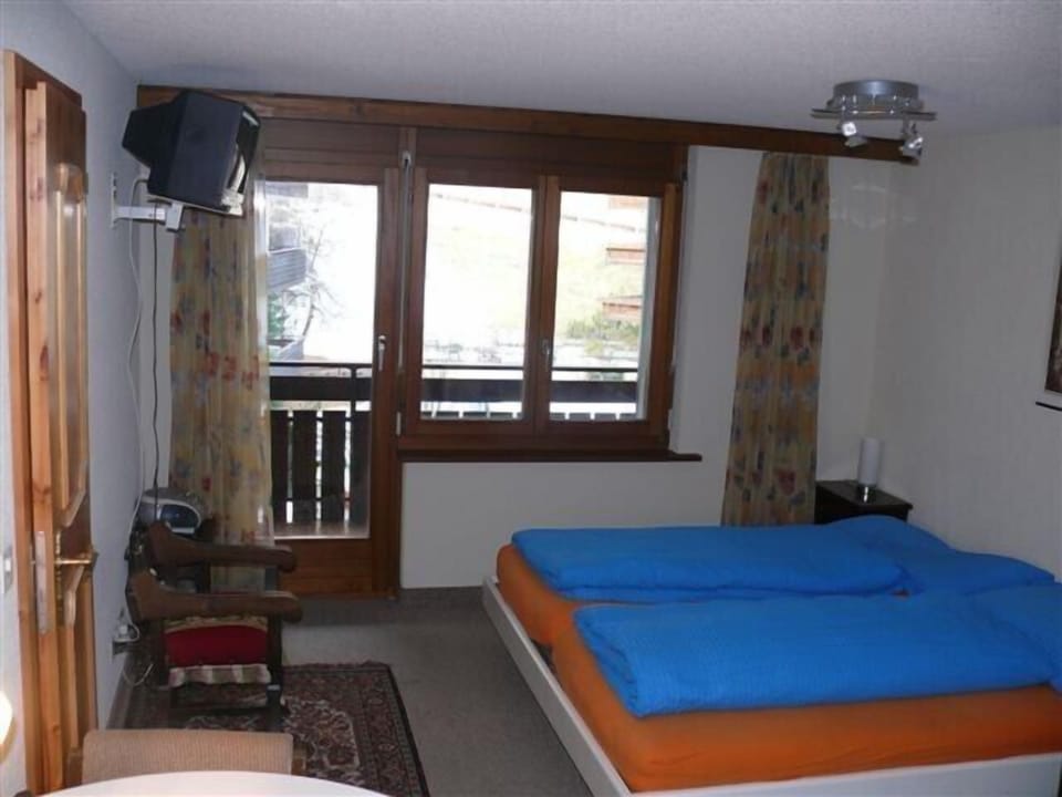 bedroom off living room  has en suite shower room & balcony access