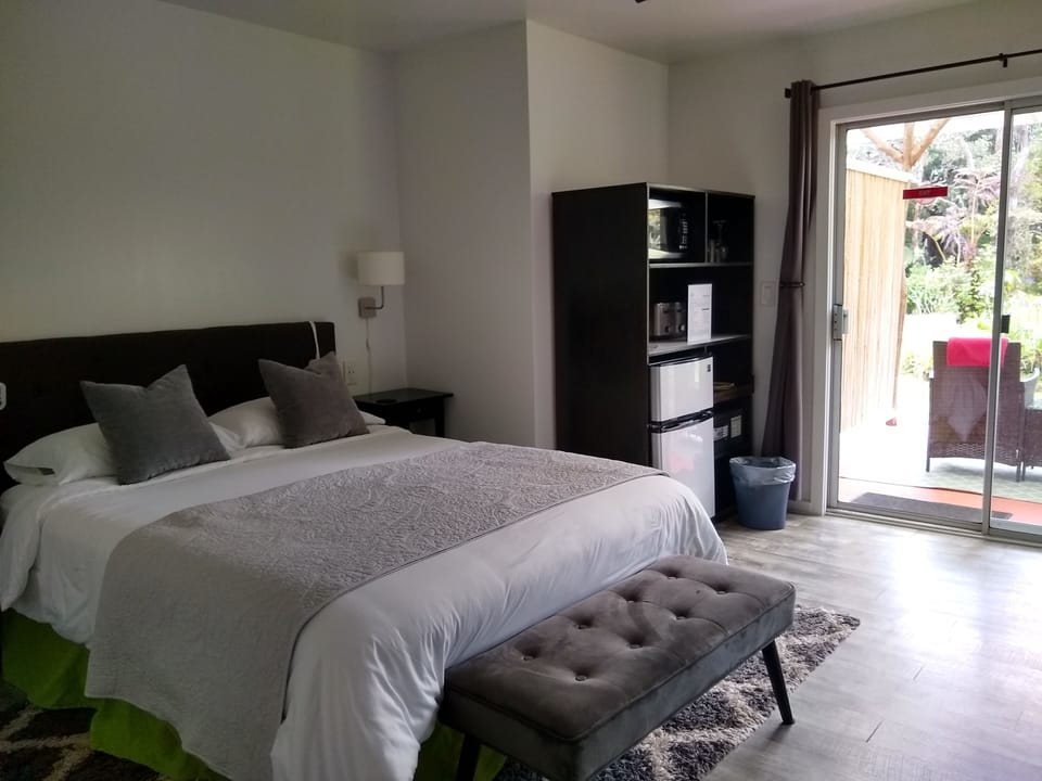 Standard Double Room, 1 Queen Bed, Patio, Garden View | Hypo-allergenic bedding, in-room safe, laptop workspace, blackout drapes
