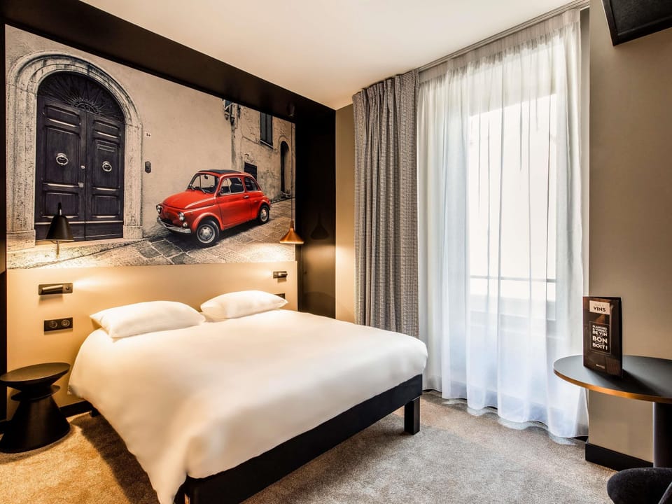 Standard Room, 1 Double Bed | 1 bedroom, pillowtop beds, in-room safe, desk