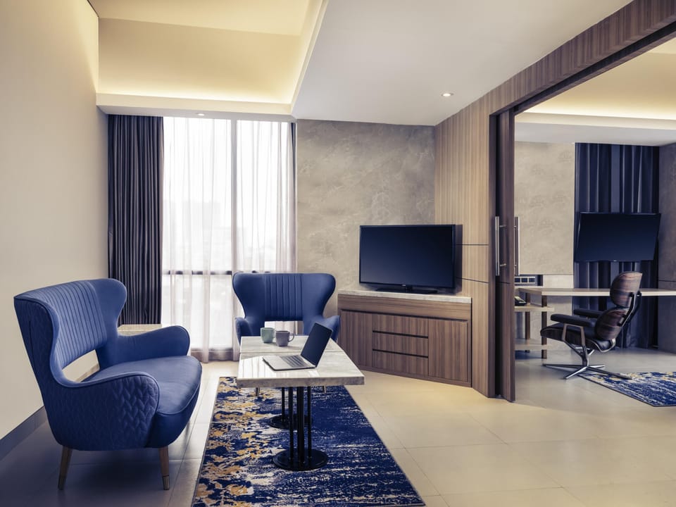 Executive Suite, 1 Queen Bed | Minibar, in-room safe, desk, laptop workspace