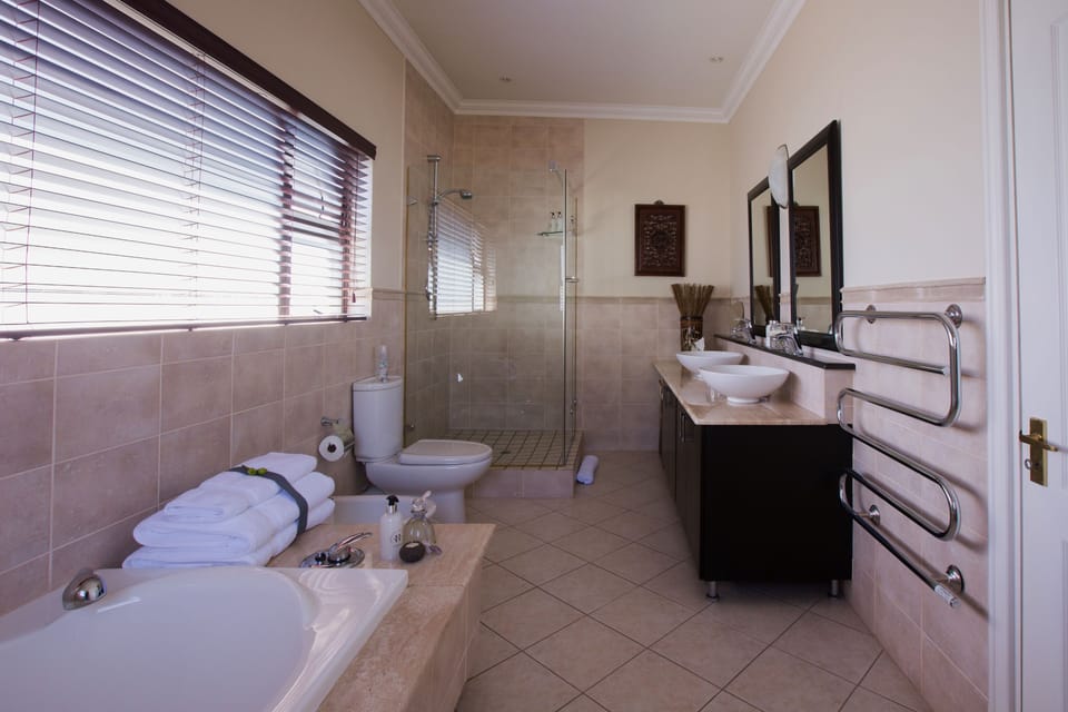 Junior Suite, Balcony, Garden View | Bathroom | Designer toiletries, hair dryer, bathrobes, slippers