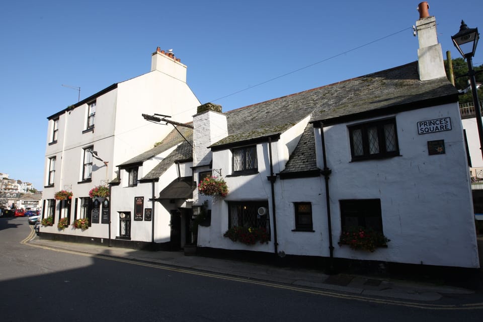 Local pub 1 min walk away
Jonny Sailor