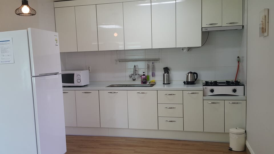 Room C (Scent of tangerines) | Private kitchen | Fridge, microwave, coffee/tea maker, electric kettle