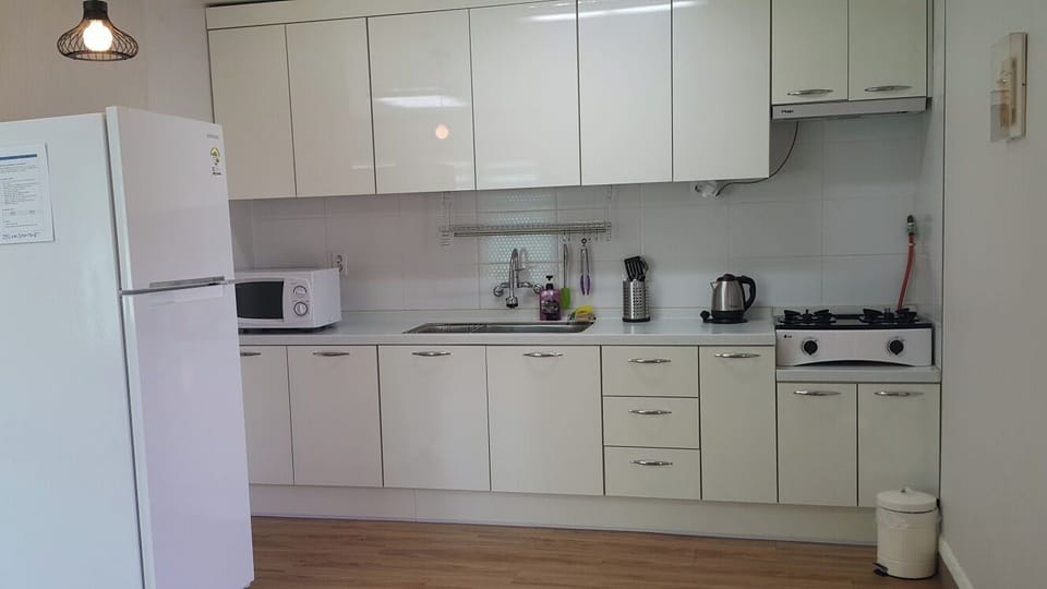 Room C (Scent of tangerines) | Private kitchen | Fridge, microwave, coffee/tea maker, electric kettle