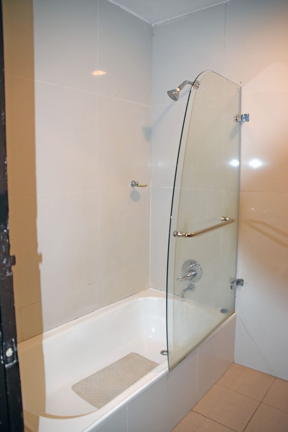 Shower, free toiletries, towels