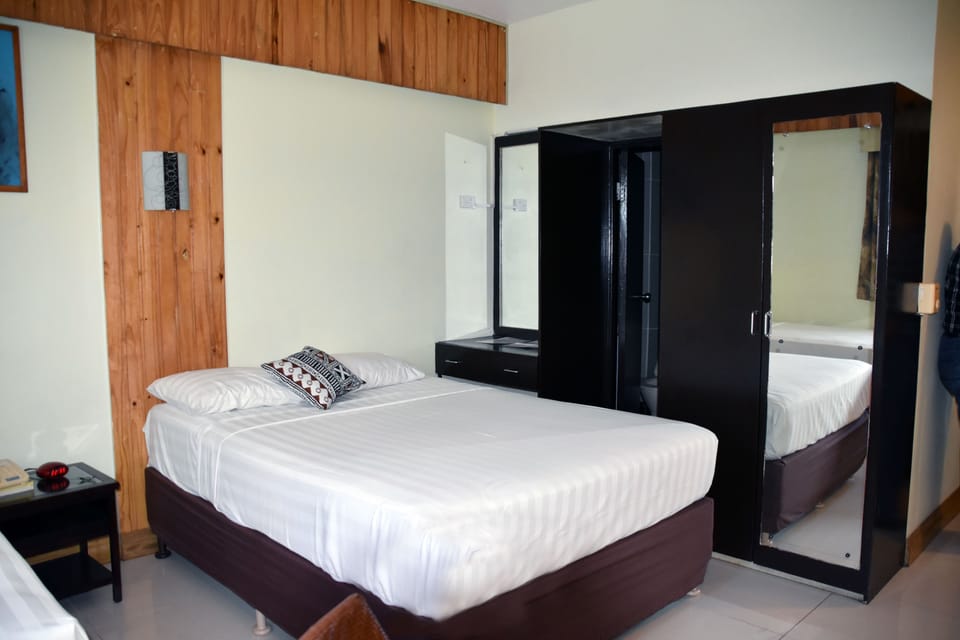 In-room safe, iron/ironing board, WiFi, bed sheets