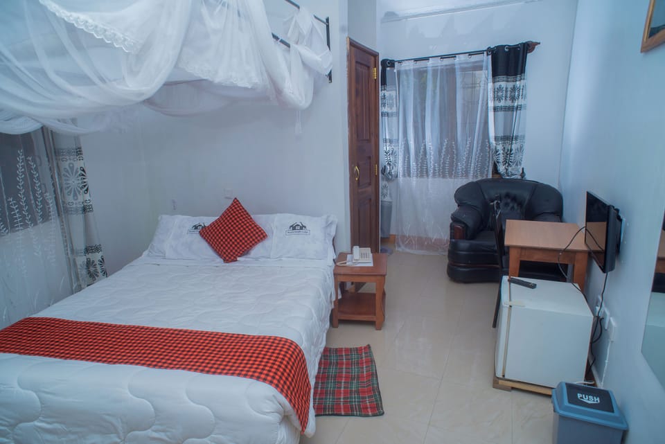 Deluxe Twin Room | Minibar, in-room safe, desk, laptop workspace