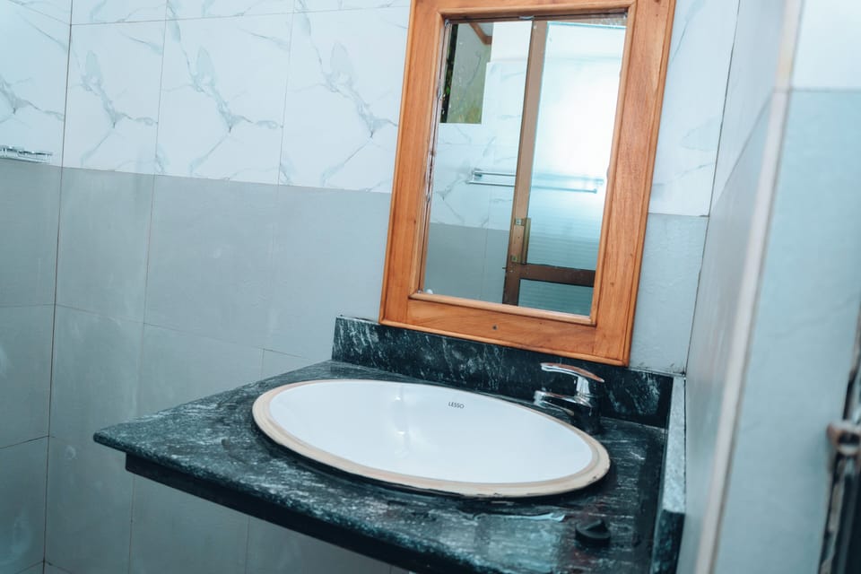 Deluxe Double Room | Bathroom | Shower, free toiletries, slippers, towels