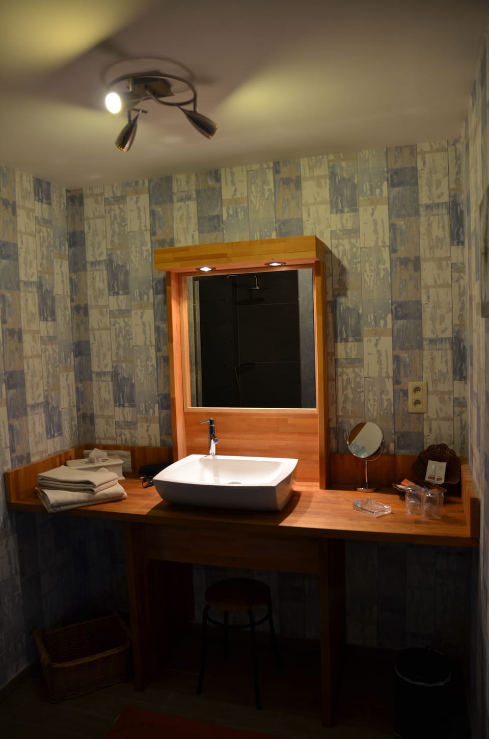 Double Room (Promenade de St Cloud) | Bathroom sink