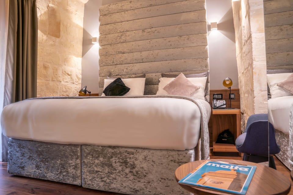 Classic Double or Twin Room | Premium bedding, minibar, in-room safe, desk