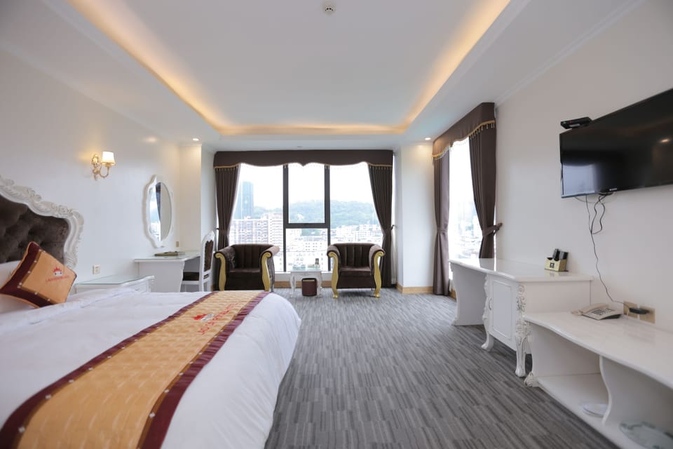 Deluxe Room, 1 King Bed | Premium bedding, memory foam beds, minibar, in-room safe