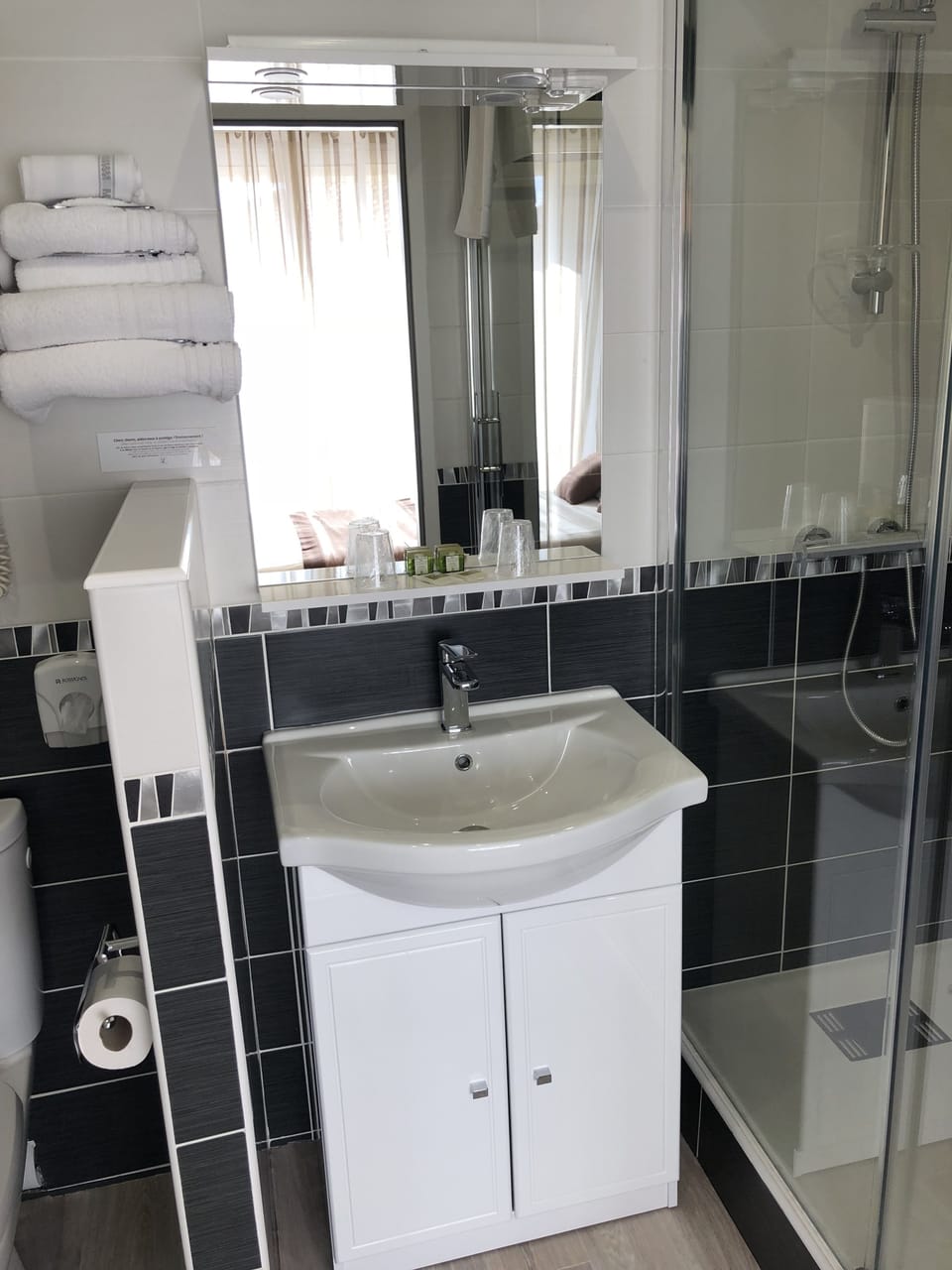 Chambre Double - Vue Latérale sur Mer | Bathroom | Free toiletries, hair dryer, towels