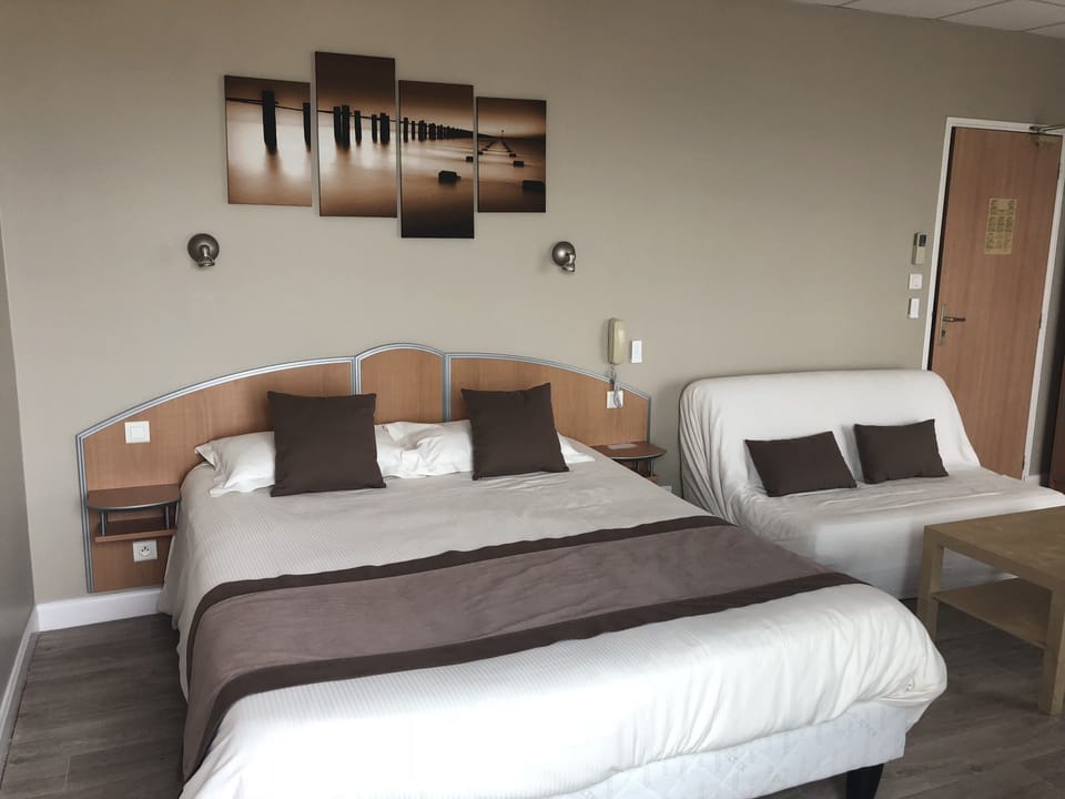 Suite Double avec Terrasse Privée et Vue sur la Mer | Minibar, in-room safe, individually furnished, desk