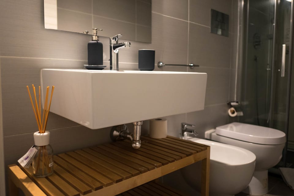 Shower, rainfall showerhead, free toiletries, hair dryer