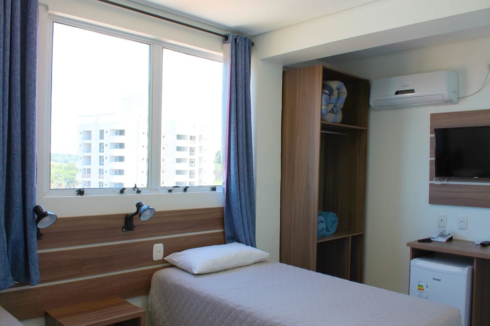Deluxe Twin Room | Minibar, desk, blackout drapes, soundproofing