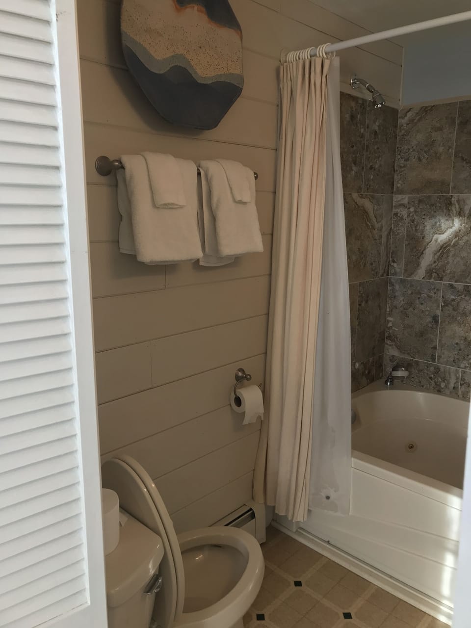 Suite 1, 1 King Bed, 1 Day Bed | Deep soaking bathtub
