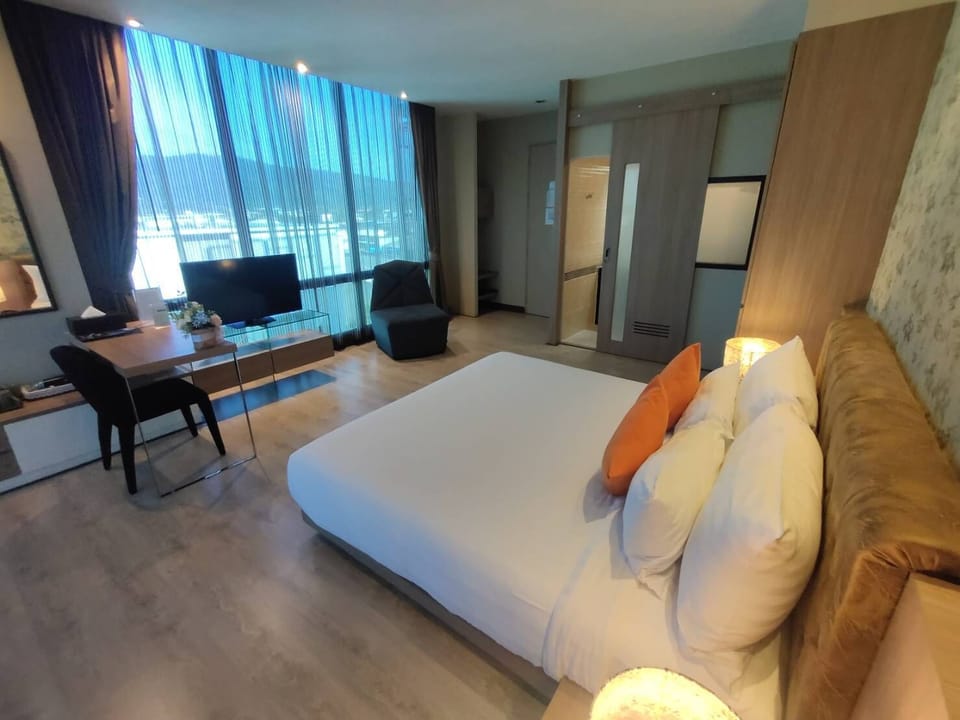 Deluxe Studio Suite, 1 Queen Bed | Minibar, soundproofing, WiFi (free)