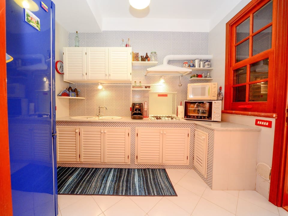 Apartment, 3 Bedrooms | Private kitchen | Oven, stovetop, dishwasher, electric kettle