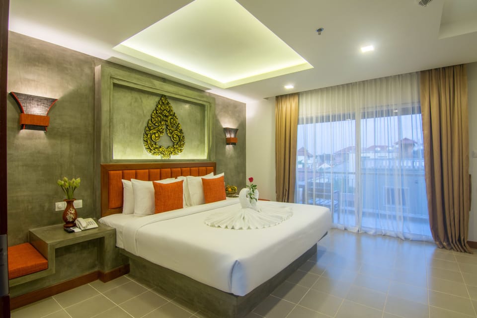 Deluxe King Room, Balcony | 1 bedroom, minibar, in-room safe, desk