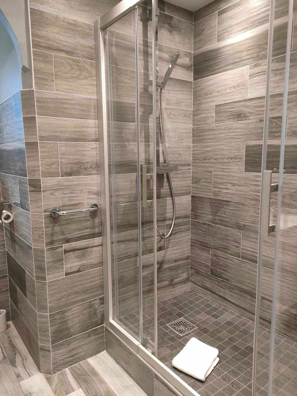 Shower, free toiletries, hair dryer, towels
