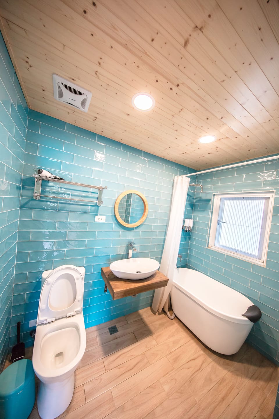 Family Quadruple Room (Castle) | Bathroom shower