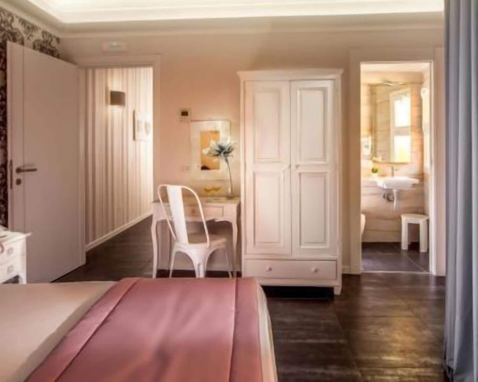 Family Room | Premium bedding, minibar, in-room safe, desk