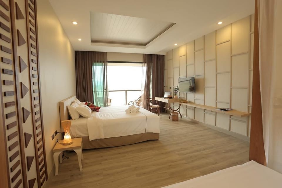 Suite Room with Balcony | Minibar, in-room safe, desk, blackout drapes