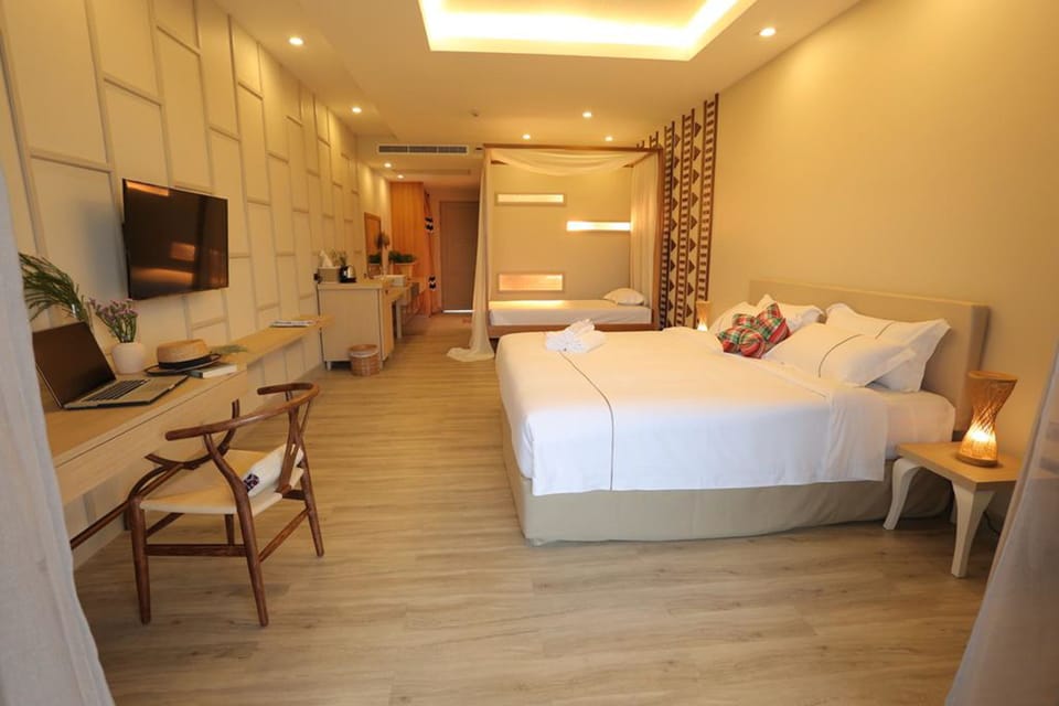 Suite Room with Balcony | Minibar, in-room safe, desk, blackout drapes