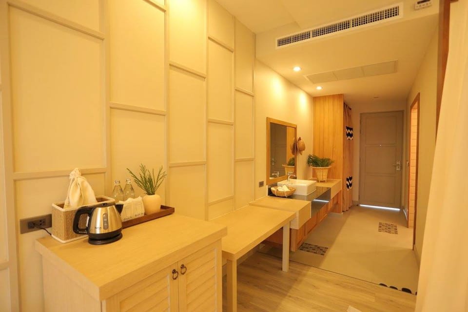 Suite Room with Balcony | Minibar, in-room safe, desk, blackout drapes