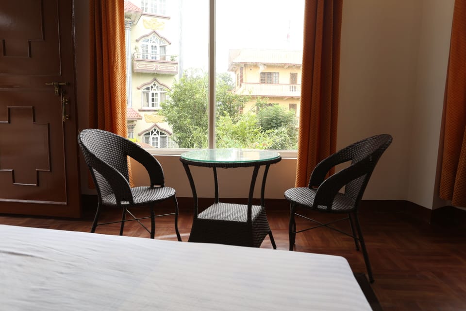 Deluxe Studio, 1 King Bed, Garden View, Garden Area | 1 bedroom, in-room safe, desk, soundproofing