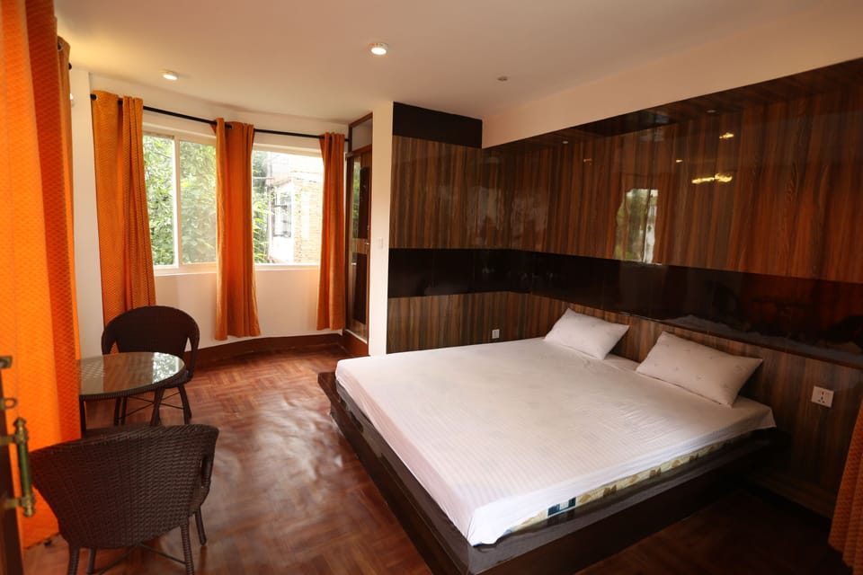 Deluxe Studio, 1 King Bed, Garden View, Garden Area | 1 bedroom, in-room safe, desk, soundproofing
