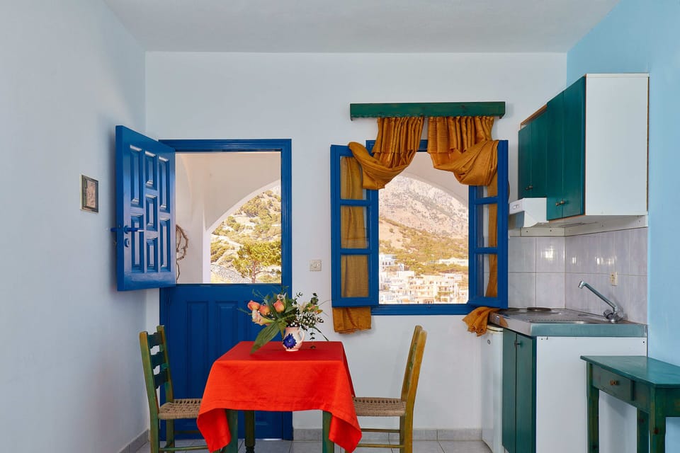 Studio | Private kitchen | Fridge, stovetop, electric kettle, cookware/dishes/utensils