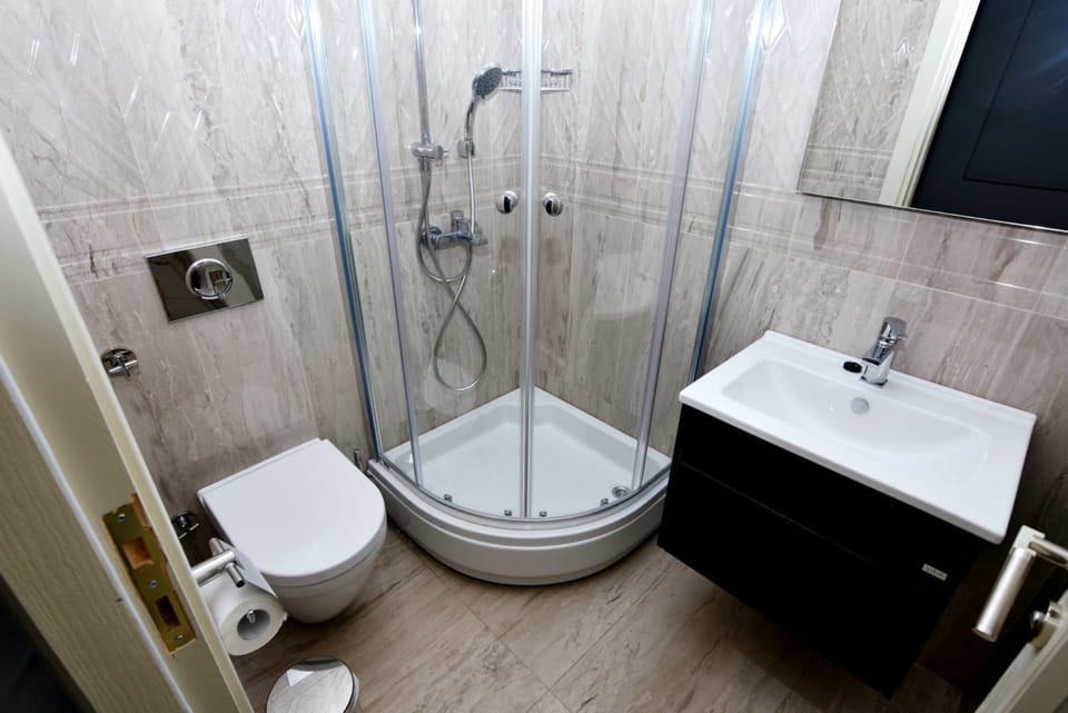 Standard Triple Room | Bathroom | Shower, free toiletries, hair dryer, slippers