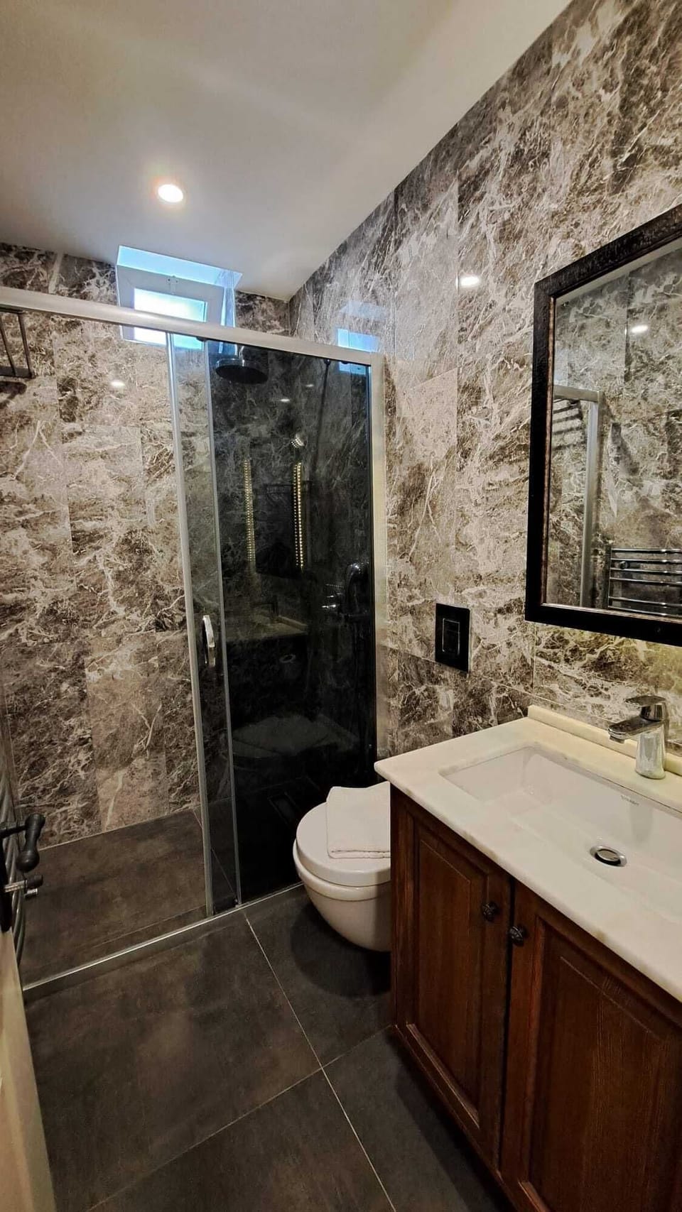 Economy Room | Bathroom | Shower, free toiletries, hair dryer, slippers
